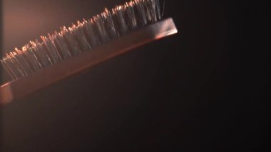 siyah bir arka plan üzerine tarak