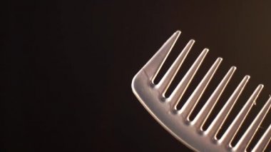 siyah bir arka plan üzerine tarak