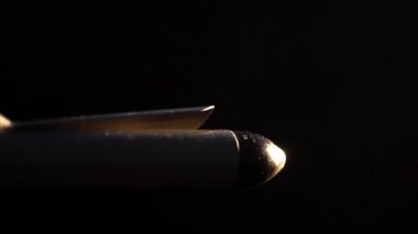 Siyah bir arka plan üzerinde demir kaburga