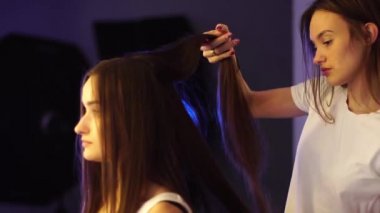 Genç saç stilist olun saç modeli ile güzel kadın