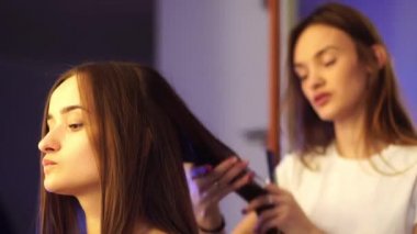 Genç saç stilist olun saç modeli ile güzel kadın