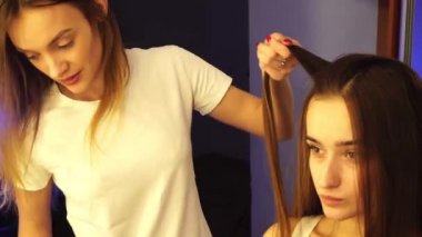 Genç saç stilist olun saç modeli ile güzel kadın