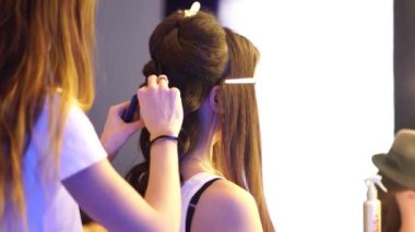 Genç saç stilist olun saç modeli ile güzel kadın