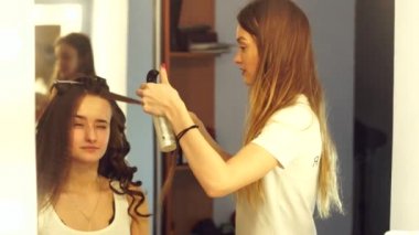 Genç saç stilist olun saç modeli ile güzel kadın