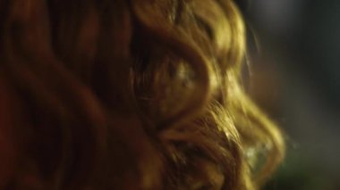 Genç saç stilist olun saç modeli ile güzel kadın