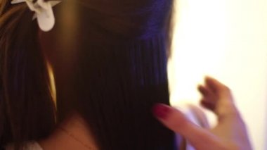 Genç saç stilist olun saç modeli ile güzel kadın