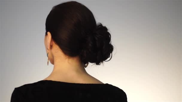 Szépség fiatal lány rövid frizura — Stock videók