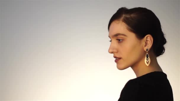 Kısa saç modeli ile güzellik genç kız — Stok video
