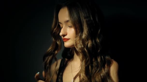 Kıvırcık saç modeli çok güzel genç bir bayanla — Stok video