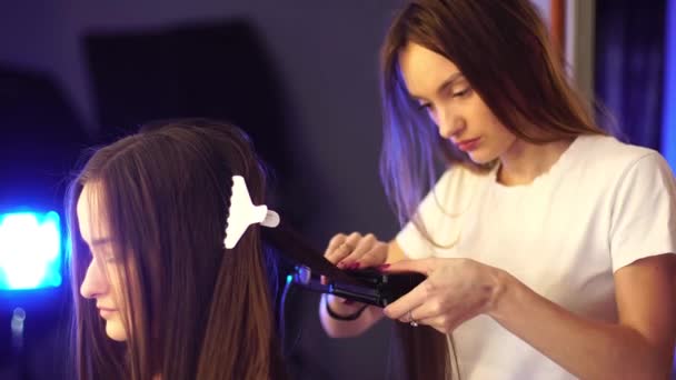 Jovem cabeleireiro fazer penteado com mulher bonita — Vídeo de Stock