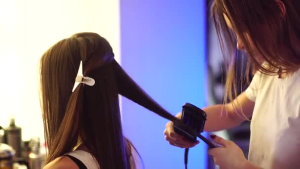 Fiatal fodrász hogy frizura gyönyörű nő — Stock videók