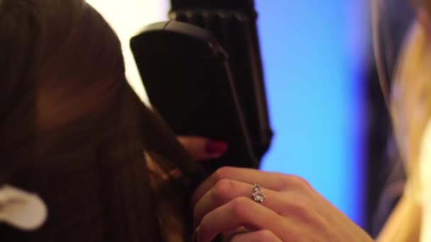 Jonge Haarstylist kapsel maken met mooie vrouw — Stockvideo