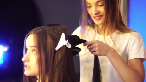 Joven estilista de pelo hacer peinado con hermosa mujer — Vídeo de stock