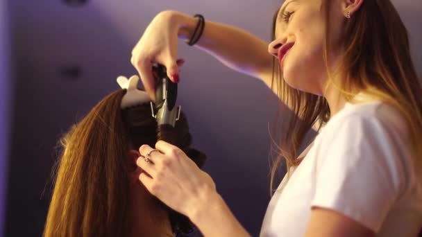 Ung hår stylist gøre frisure med smuk kvinde – Stock-video