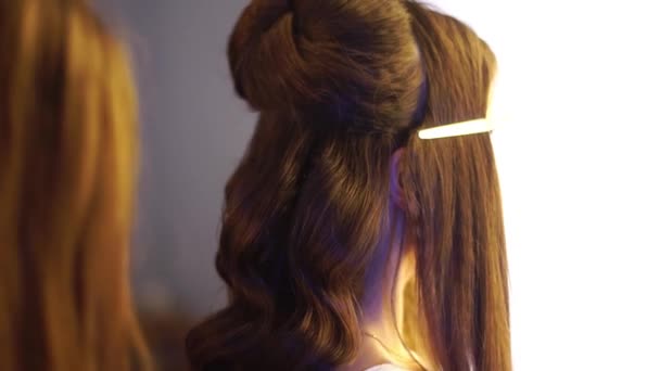 Молодой парикмахер сделать прическу с красивой женщиной — стоковое видео