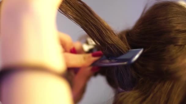 Jonge Haarstylist kapsel maken met mooie vrouw — Stockvideo