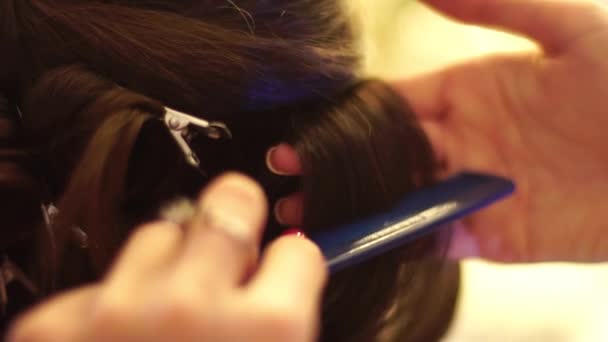 Joven estilista de pelo hacer peinado con hermosa mujer — Vídeos de Stock