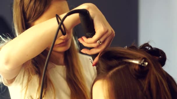 Jeune coiffeur faire coiffure avec belle femme — Video