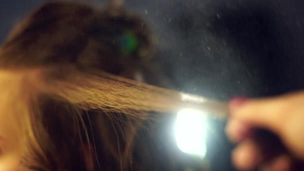 Młodego fryzjera zrobić fryzurę z piękną kobietą — Wideo stockowe