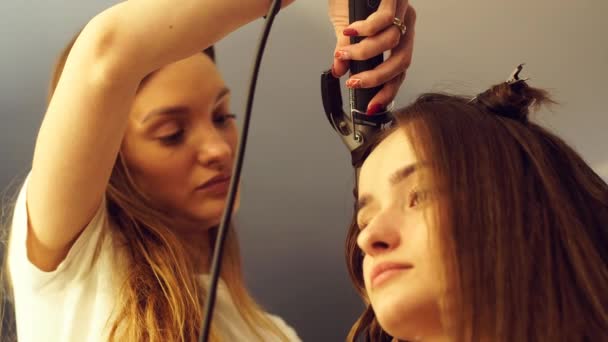 Giovane parrucchiere fare acconciatura con bella donna — Video Stock