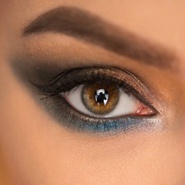 Güzel kadın göz makyaj ile yakın çekim