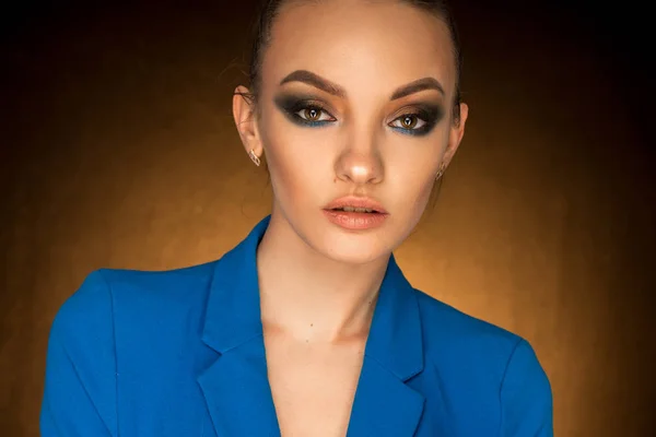 Güzellik makyaj Studio ile mavi ceketli güzel genç kız — Stok fotoğraf