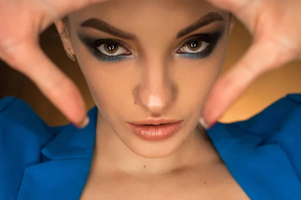 Belle jeune fille en veste bleue avec maquillage beauté en studio — Photo
