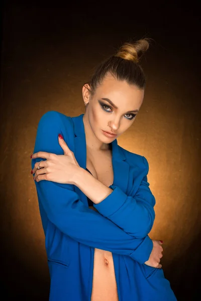 Bella ragazza in giacca blu con trucco di bellezza in studio — Foto Stock
