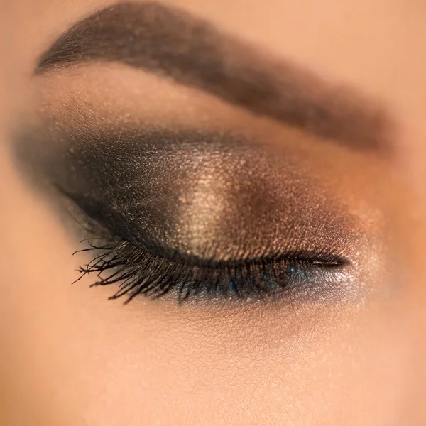 Close up van mooie vrouwelijke ogen met make-up — Stockfoto