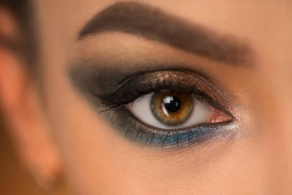 Primer plano de hermoso ojo femenino con maquillaje —  Fotos de Stock