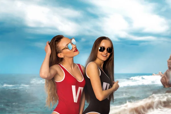 Δύο σέξι κυρίες με μαγιό στην παραλία — Φωτογραφία Αρχείου