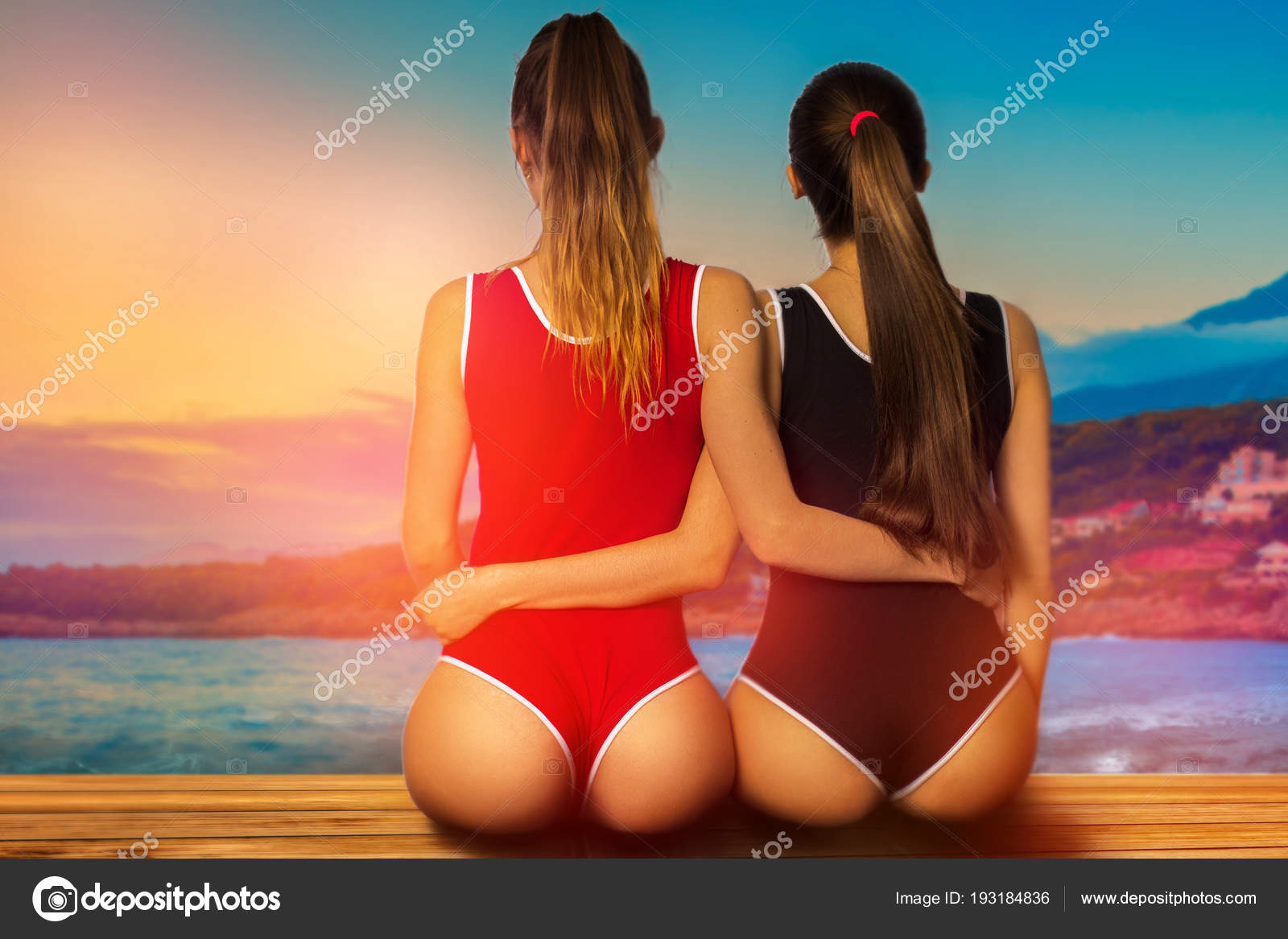 Dos chicas sexy con culo redondo se sienta en la playa al atardecer — Foto  de stock #193184836 © ponomarencko