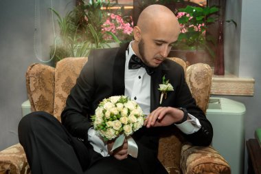 Glamour genç koca bir smokin