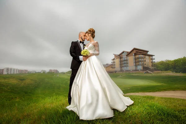 Casamento de um jovem casal bonito — Fotografia de Stock