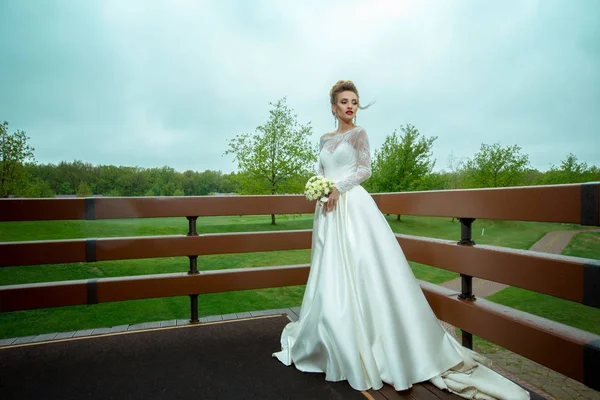 Jonge prachtige bruid in trouwjurk — Stockfoto