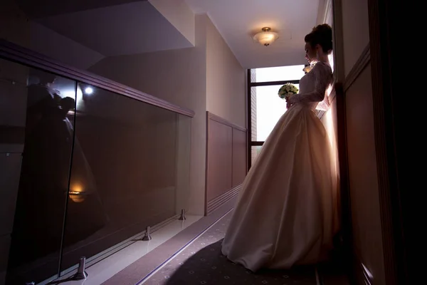 Jonge prachtige bruid in trouwjurk — Stockfoto