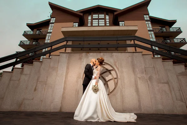 Casamento de um jovem casal bonito — Fotografia de Stock