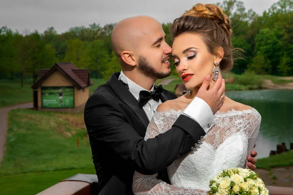 Casamento de um jovem casal bonito — Fotografia de Stock