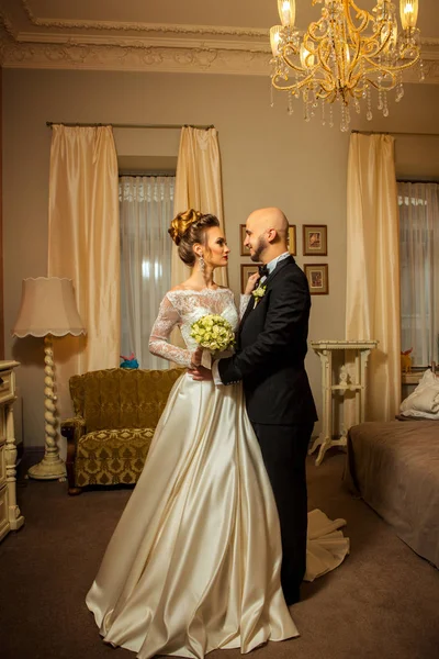 Hochzeit eines jungen schönen Paares — Stockfoto