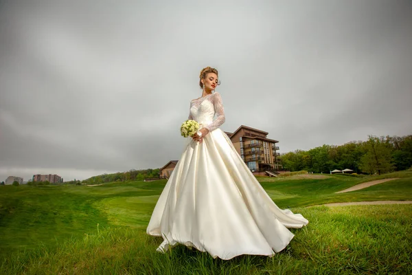 Jeune mariée magnifique en robe de mariée — Photo