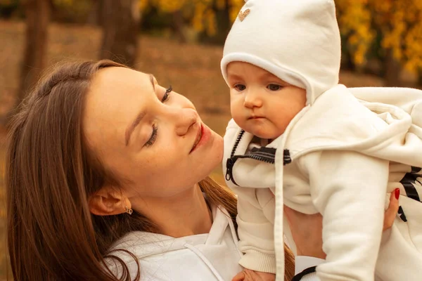 Beautiful young mom with baby in autumn — Stock Photo, Image