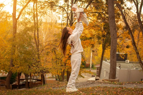 Hermosa joven mamá con bebé en otoño —  Fotos de Stock