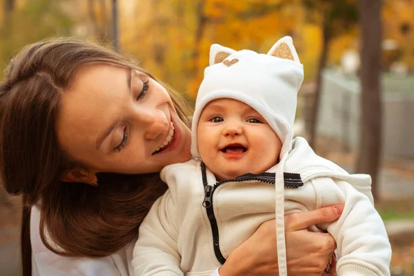 Красивая молодая мама с ребенком осенью — стоковое фото
