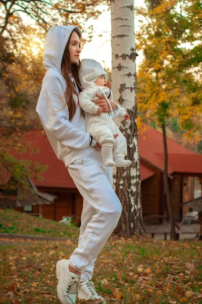 Hermosa joven mamá con bebé en otoño — Foto de Stock