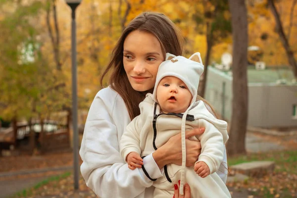 Красивая молодая мама с ребенком осенью — стоковое фото