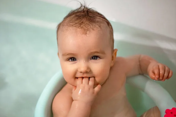 Cute newborn girl bathes in the bathroom — Stock Photo, Image