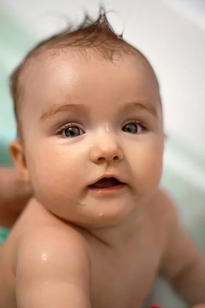 Χαριτωμένο νεογέννητο κορίτσι λούζεται στο μπάνιο — Φωτογραφία Αρχείου