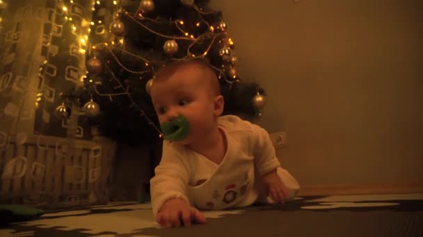 Bonito bebê menina no Natal véspera — Vídeo de Stock
