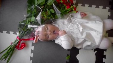 Bir buket gül ile sevimli küçük kız