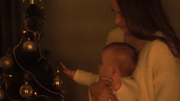 Menina com sua mãe na árvore de natal — Vídeo de Stock
